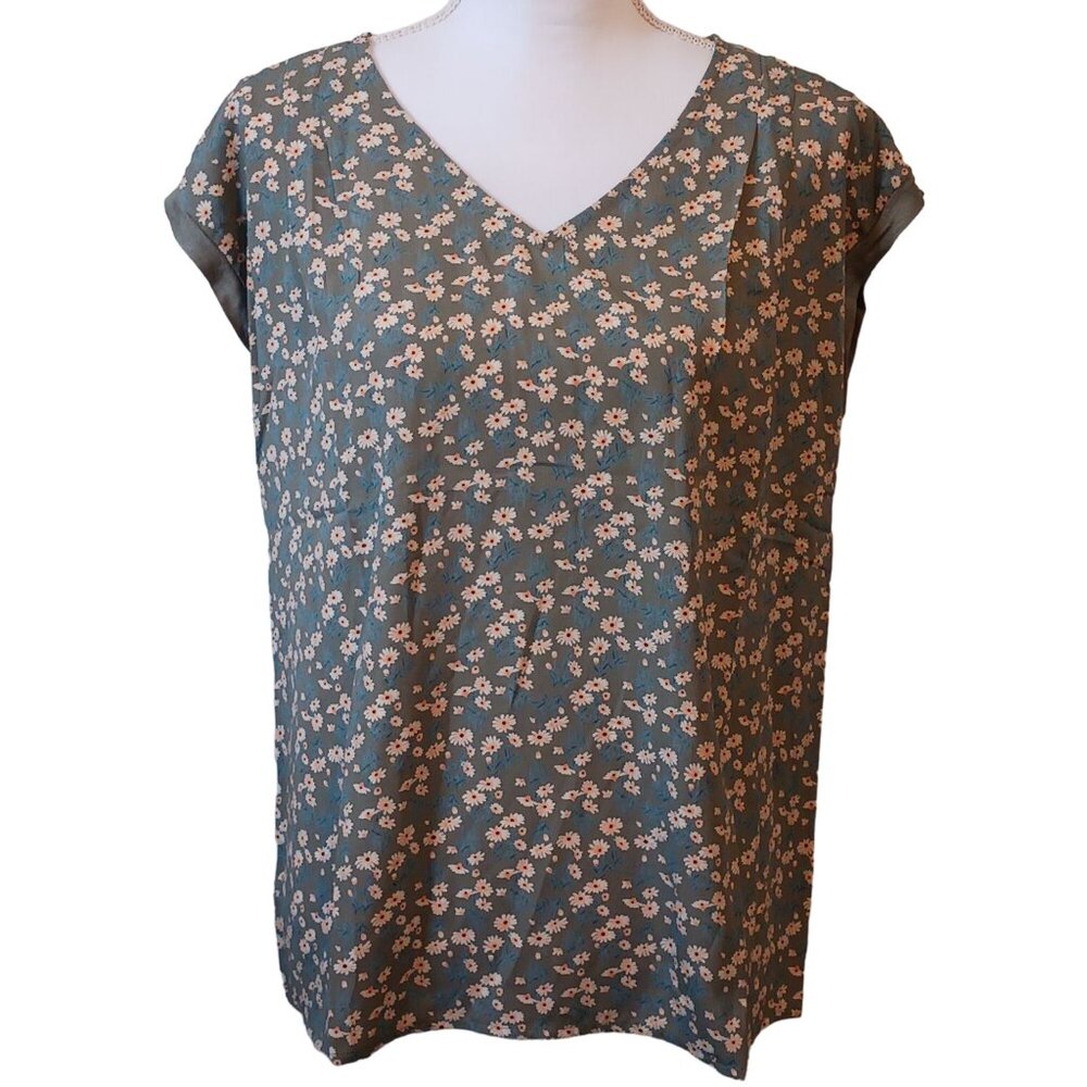 NEW Papermoon Floral V-neck Pleated‎ Blouse, Faux Button-up Back Green M